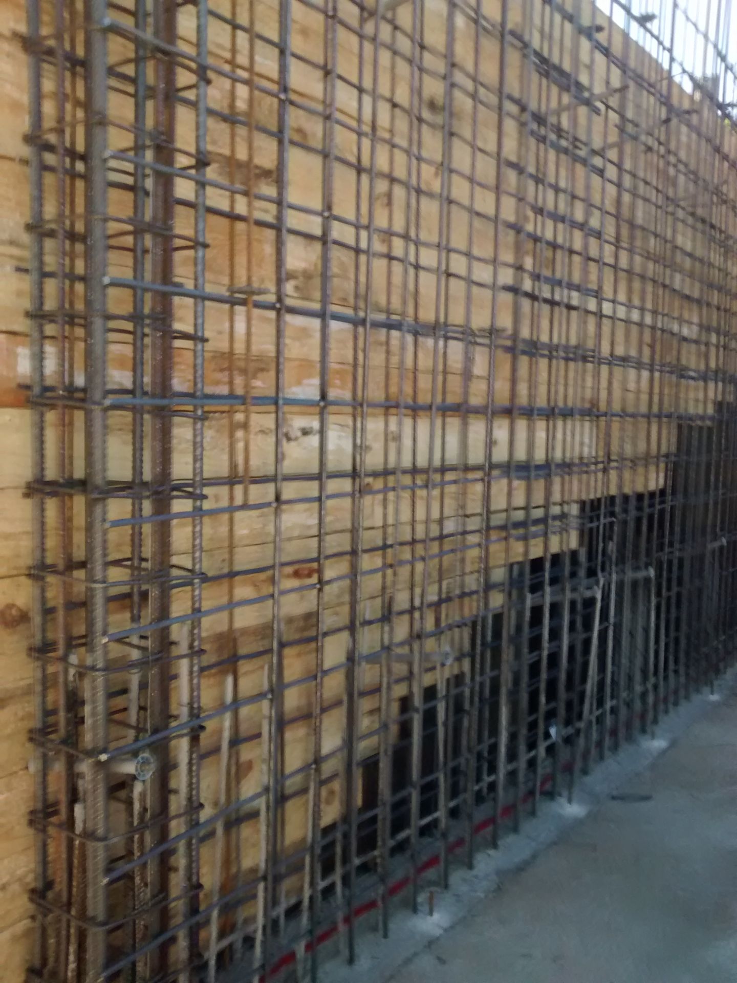 armado de muro y forro con madera vista